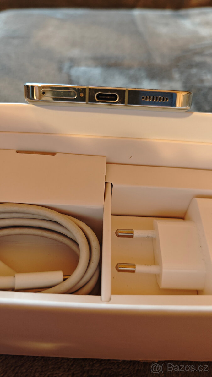 Xiaomi Mi 13 8GB/256GB v perfektním stavu - 5