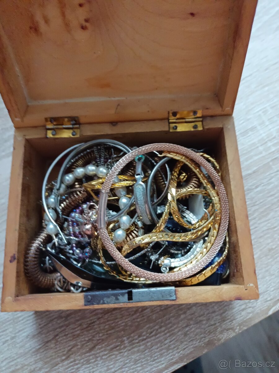 Prodám velkou sbírku bižuterie v několika barevných krabčká - 5