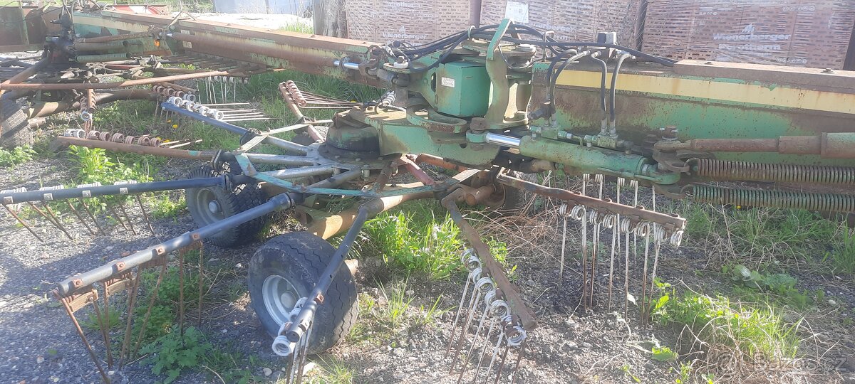 3 rotorové nahrabovač sena - 5