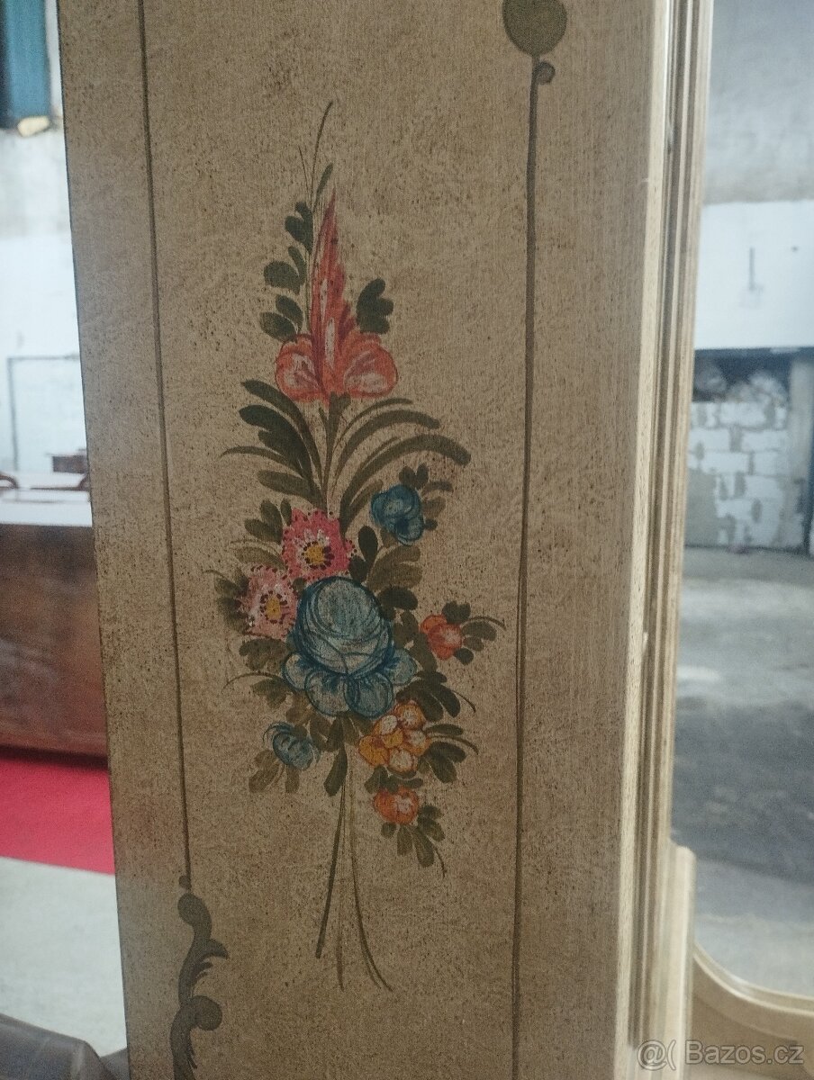 Světla malovaná skříň - 5