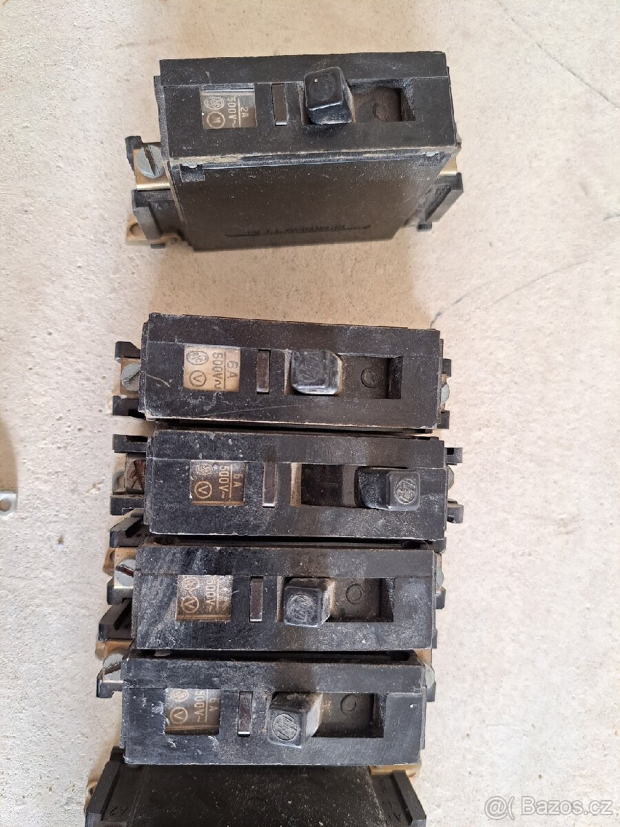 Prodám jističe OEZ LPE, Moeller PL6, SEZ, zvonek - 5