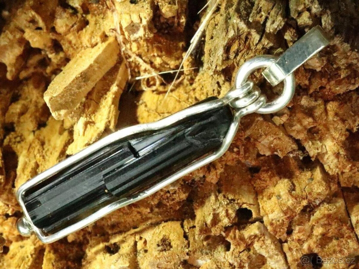 Tužkový černý turmalín ve stříbrném přívěsku z ČR - 5