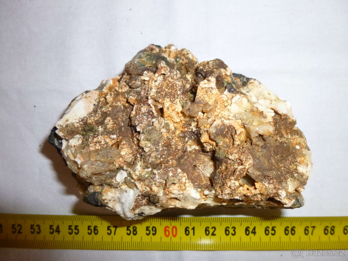 Minerál, nerost - hastingsit 4 - 5