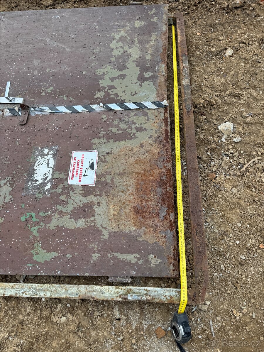 Prodám ocelové dvojité dveře s rámem - 5