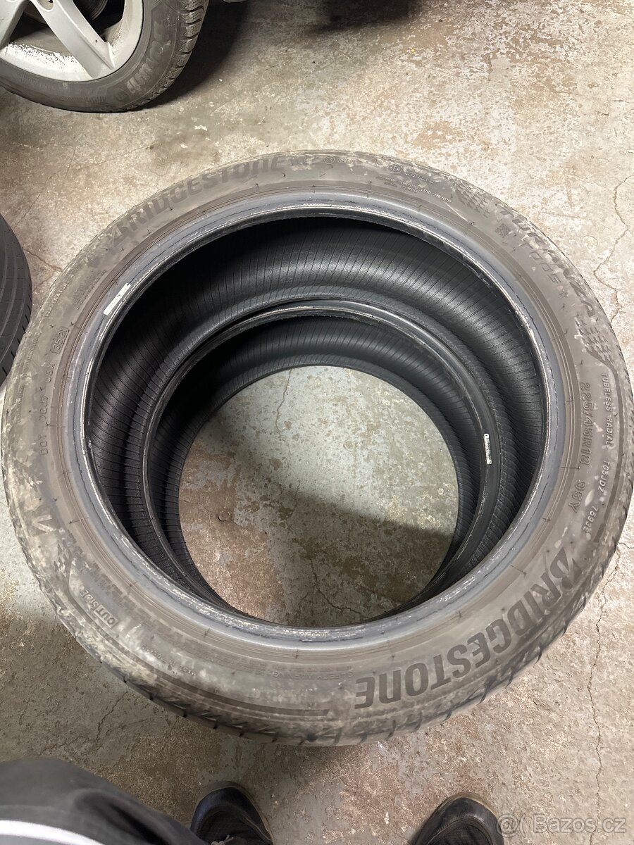 225/45R18 - 5