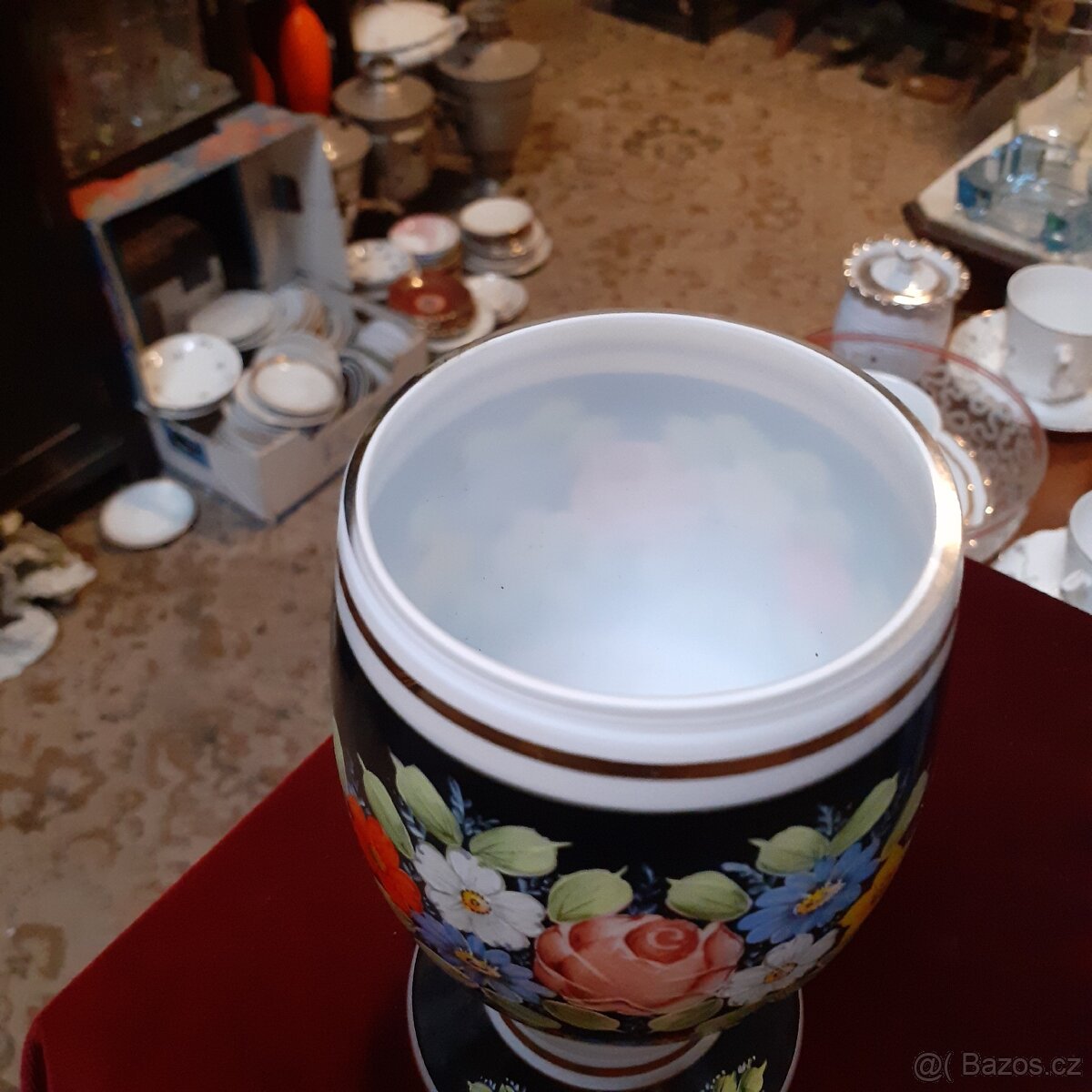 Starožitná váza z mléčného skla - 5