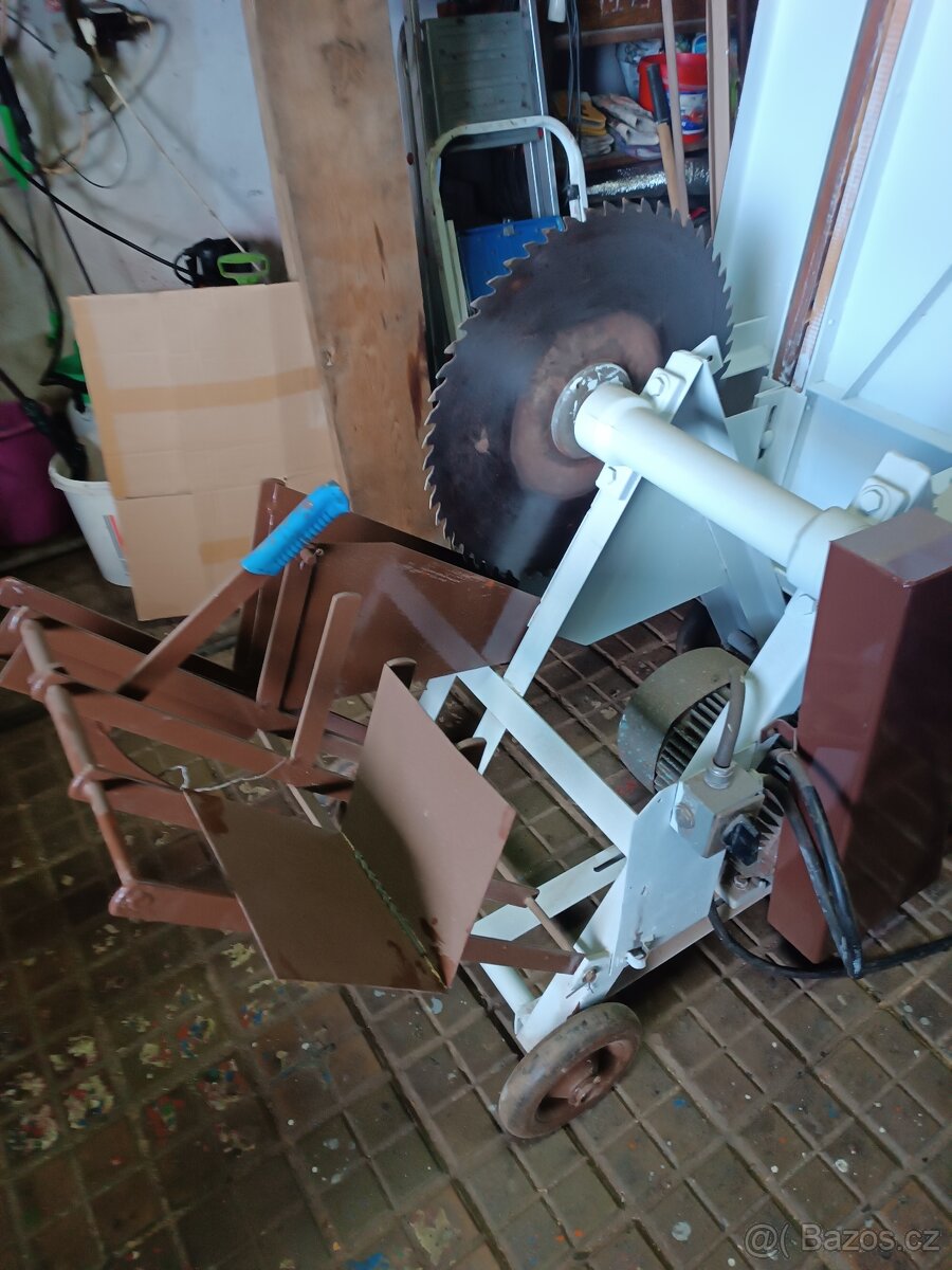 Cirkulárka s výklopným košem a hoblovkou. - 5