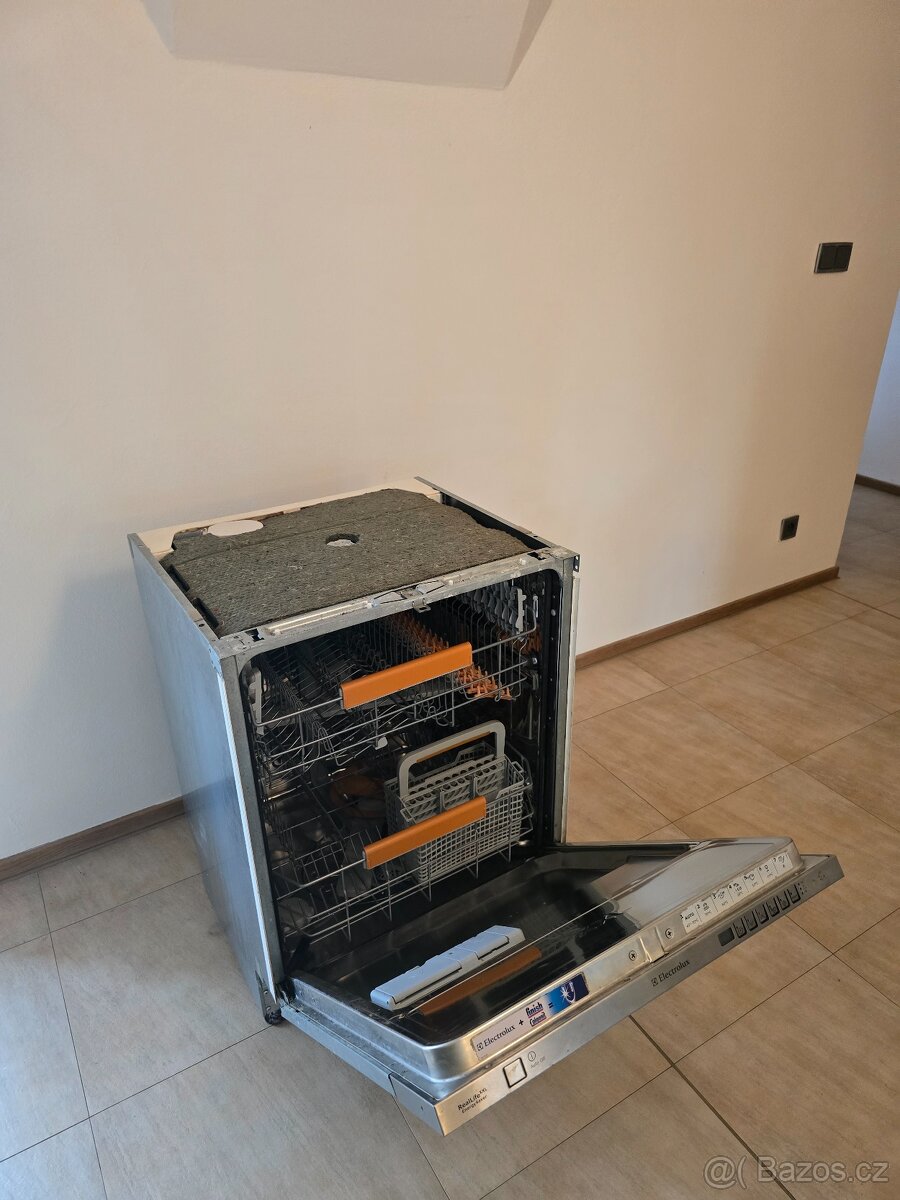 Myčka Elektrolux ESL67070R - 5