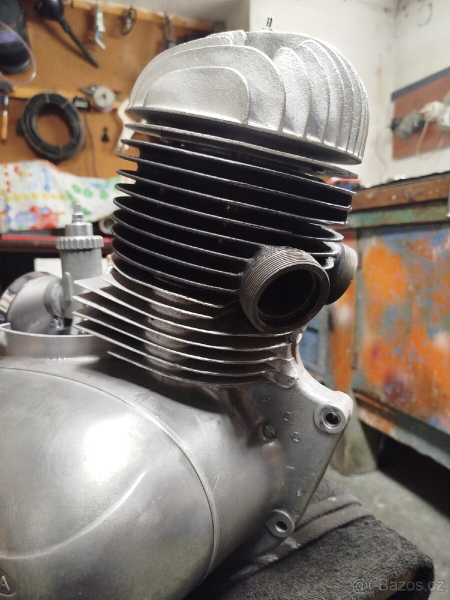 Prodám motor na kývačku Jawa 250/353 po generální opravě.
- 5