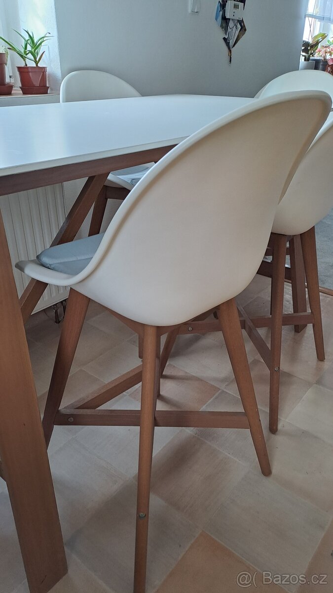 Jídelní sestava ,stůl a čtyři židle - 5