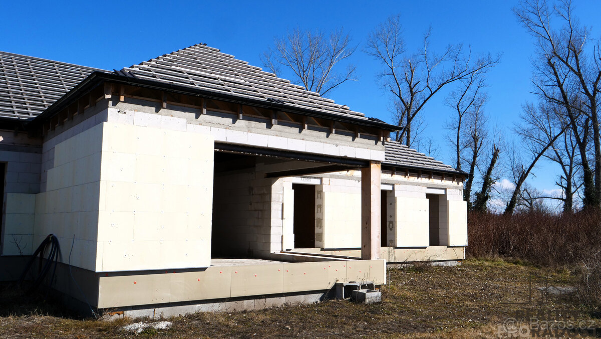 Prodej pozemku s hrubou stavbou domu 5+kk v Mikulčicích, pro - 5