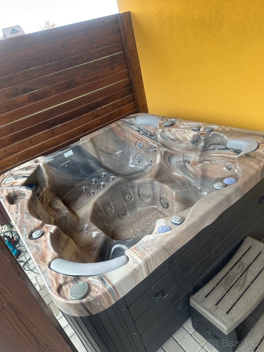 Vířivka WELLIS - 5