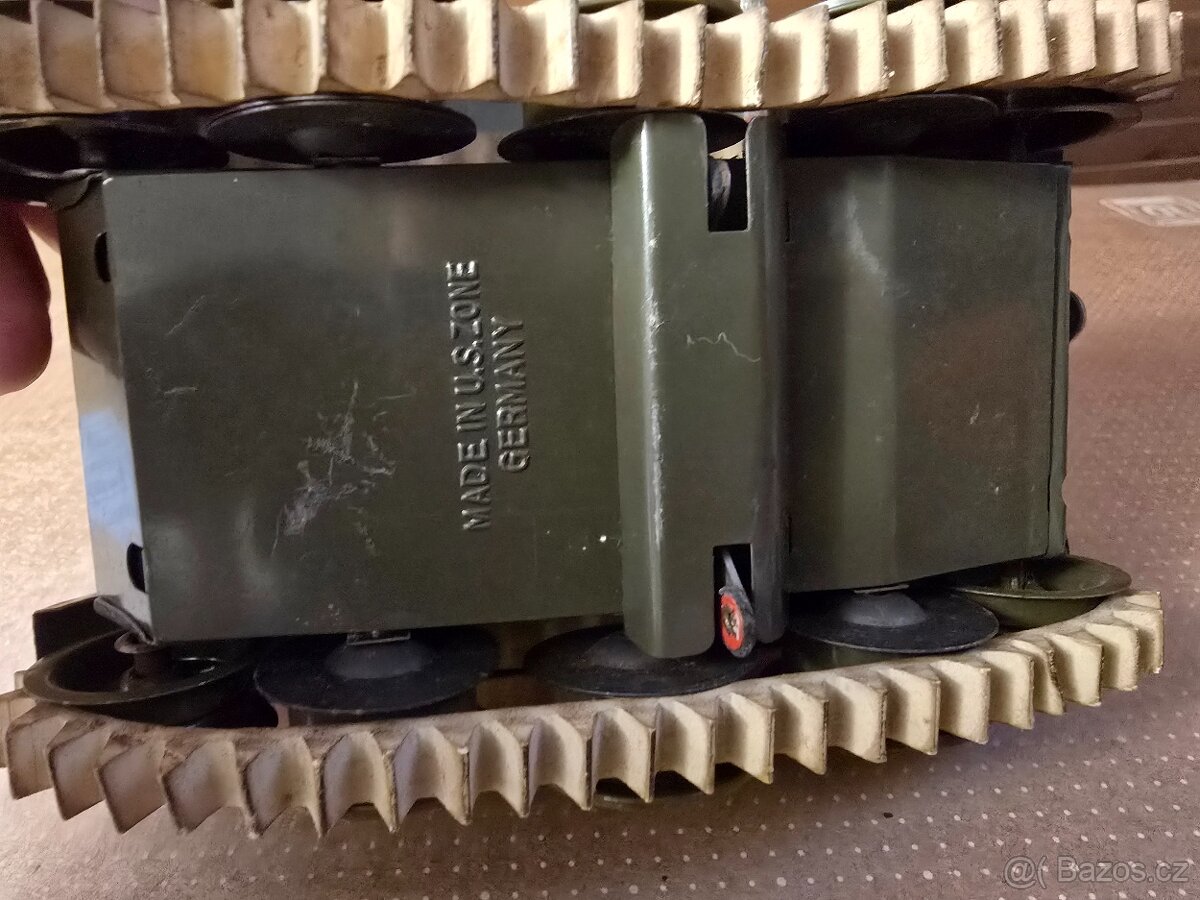 Krasna hračka tank Gama - 5