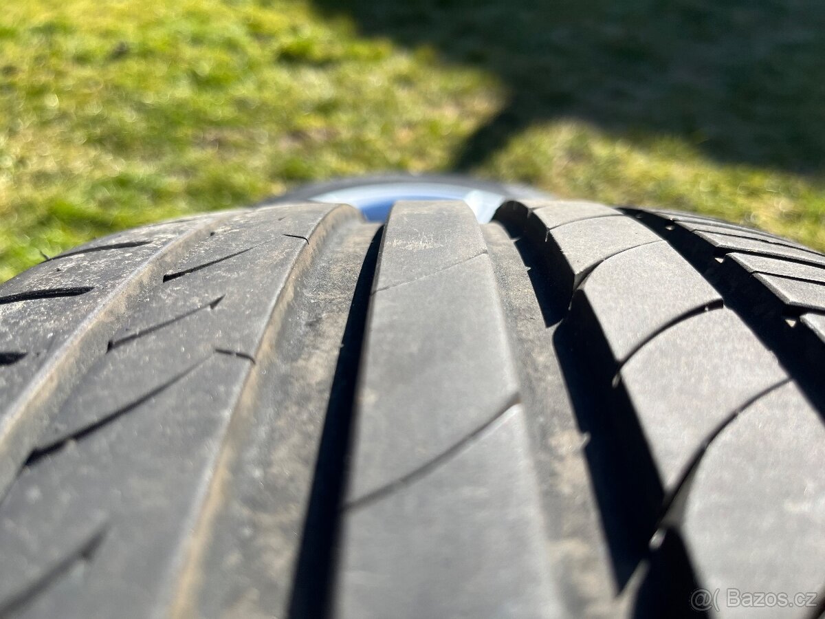 Alu kola Audi R17 7.5J ET28 pneu 235/45 - 5