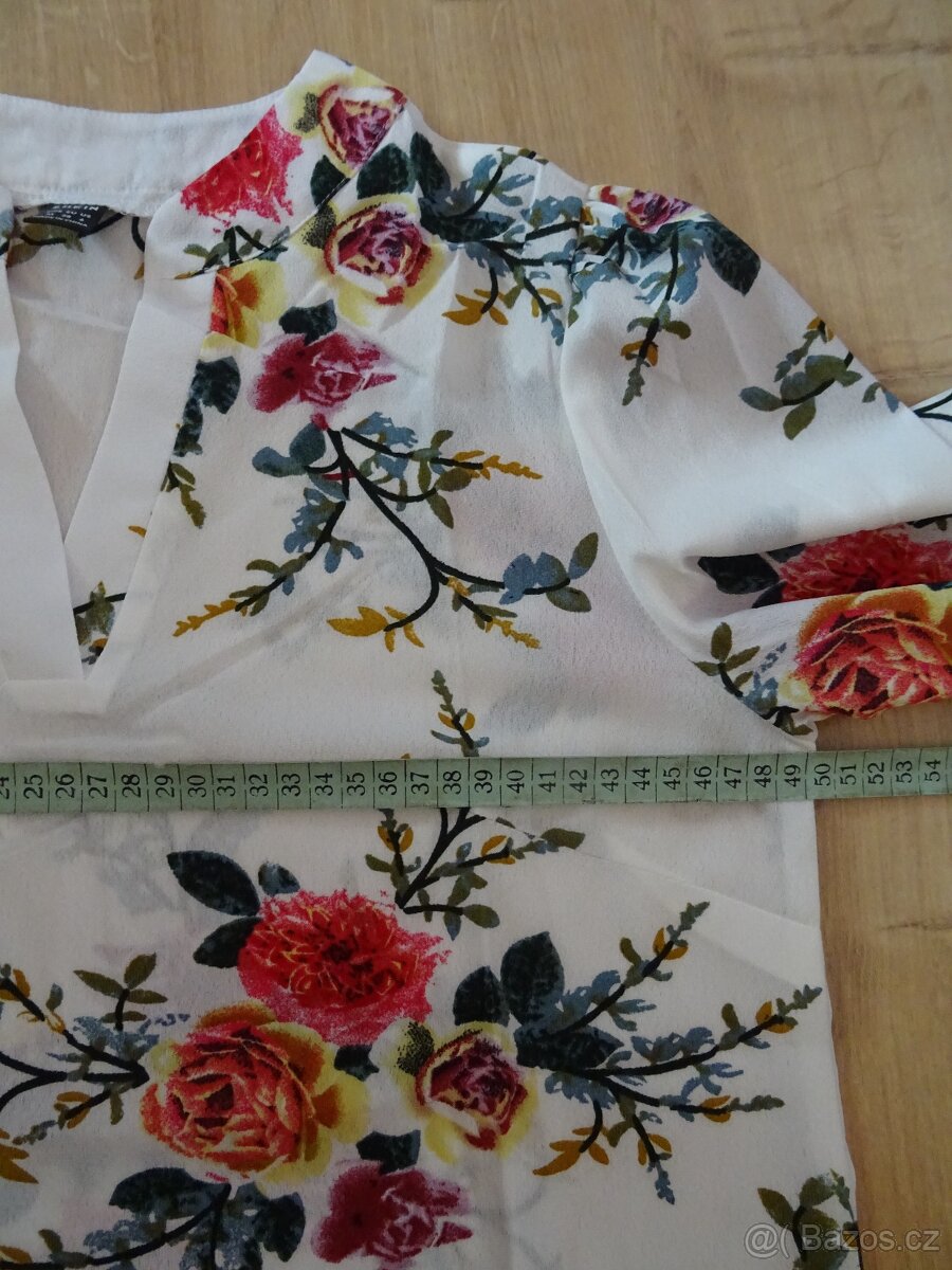 Bílá halenka s květy, dlouhý rukáv - nová, vel. M - 5