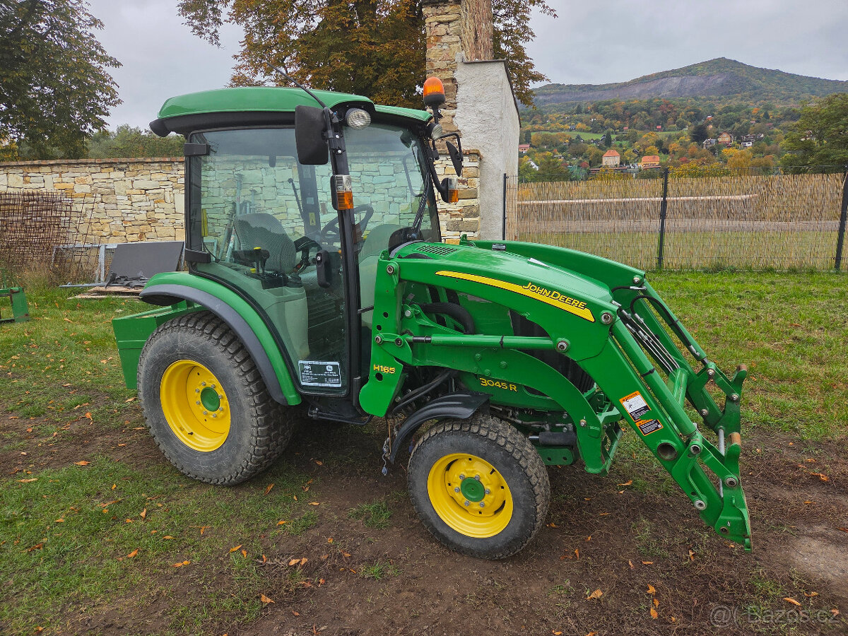 Traktor John Deere 3045R. - 5