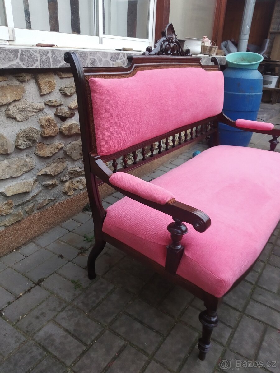 Starožitná sofa po renovaci. - 5