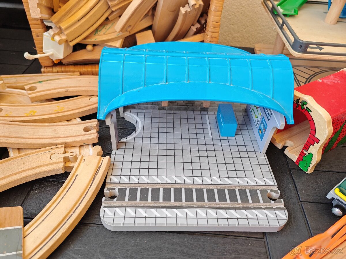 Dřevěná vláčkodráha - několikrát rozšířená - cca 6 m celkem - 5