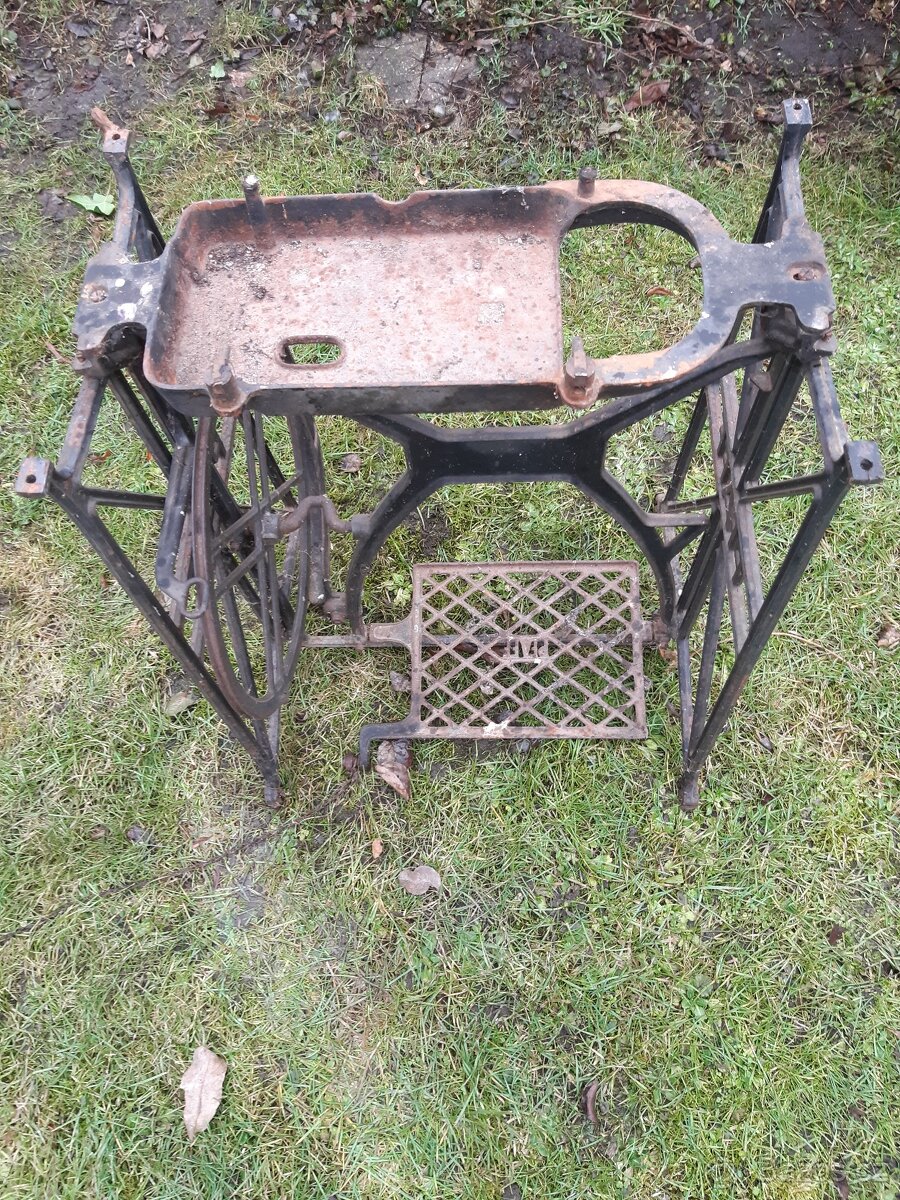 Prodám kostru - starý šicí stroj Pfaff - 5