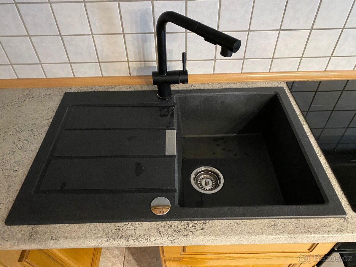 Kuchyňská linka – MASIVNÍ dvířka – SKLADEM - 5