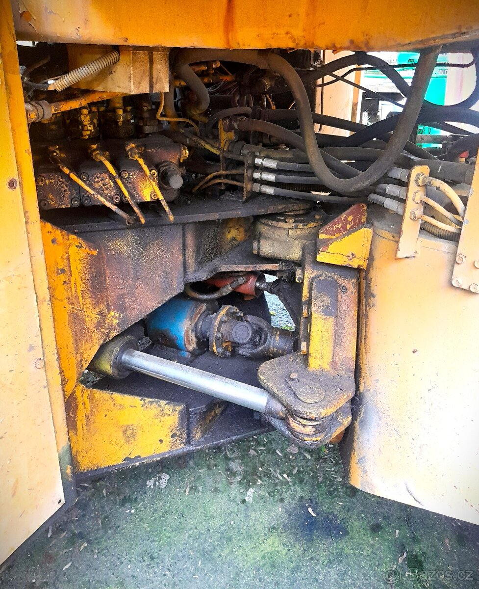 Nakladač ZTS UNK 320 - 5