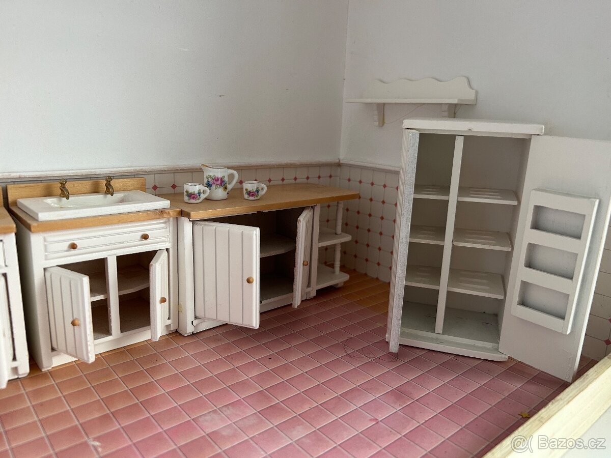 Retro dřevěná kuchyňka s porcelánem - 5