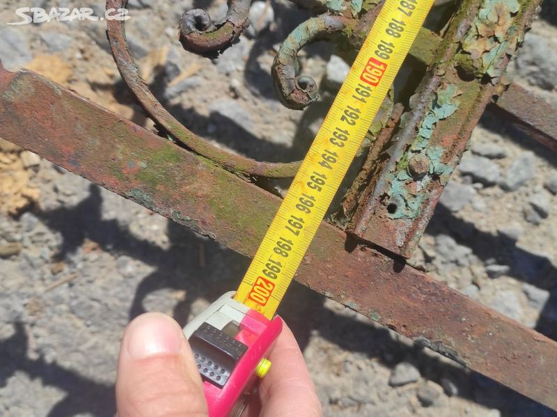 Stará železná brána, branka, železný plot - 5