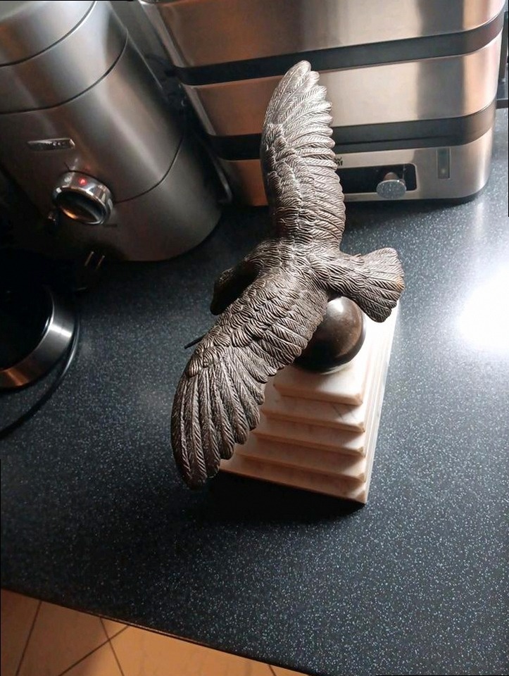 Bronzový orel na mramorovém podstavci – historická dekorace - 5