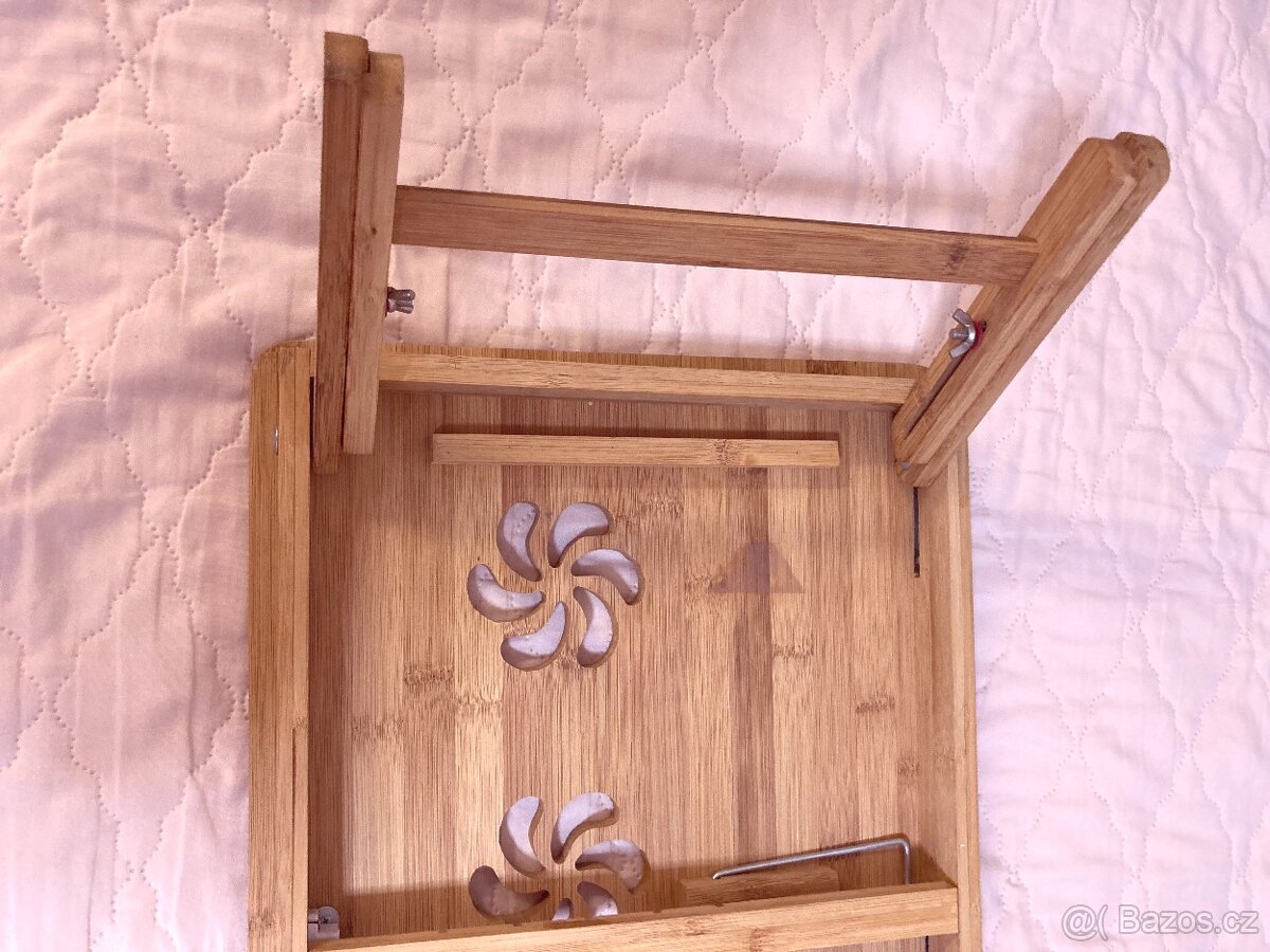 Prodám skládací stolek pod notebook, asi bambusový - 5