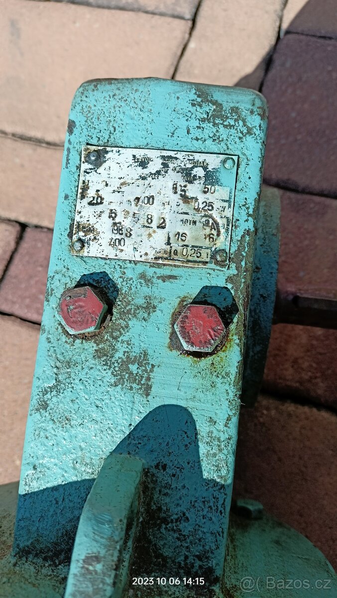 Elektromotor s úhlovou šnekovou převodovkou TSN 030 444 - 5