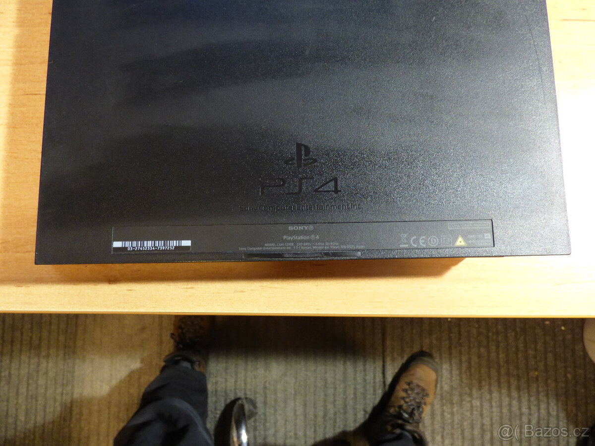 PlayStation 4 se dvěma ovladači - 5