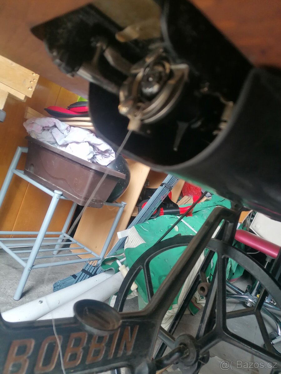 starožitný šicí stroj Bobbin. - 5