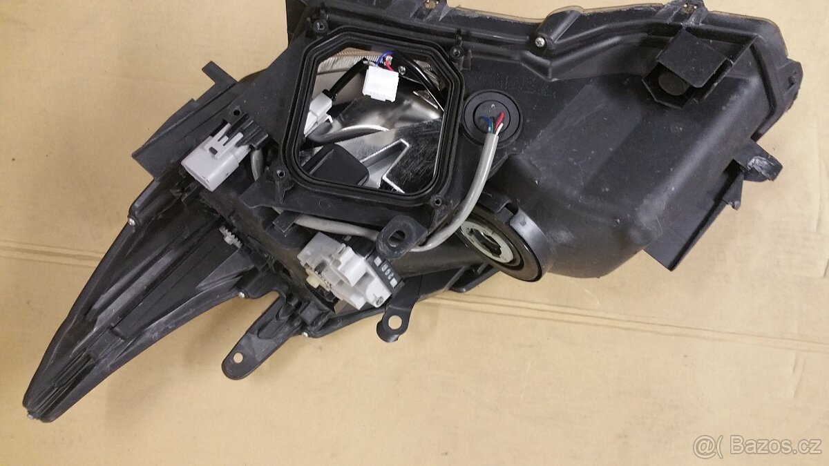 Predám na Toyotu Prius III 2013 P P Bi LED svetlomet - 5