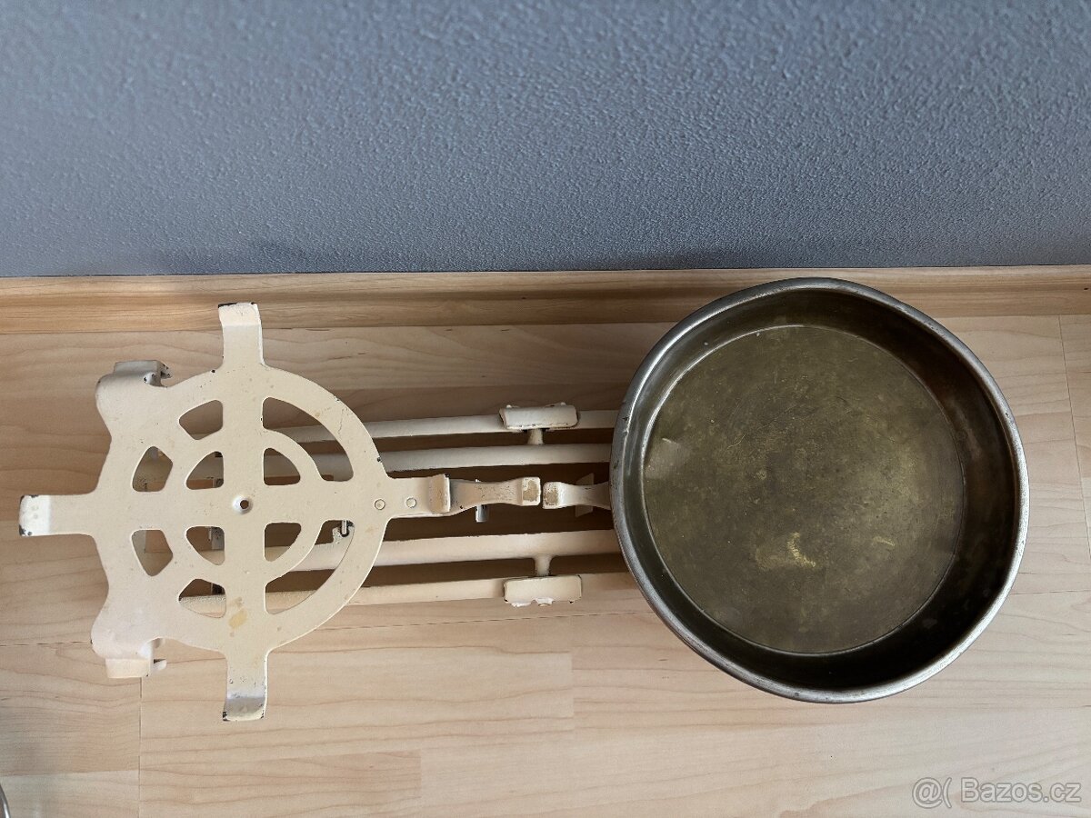 Stará váha i se závažími - 5