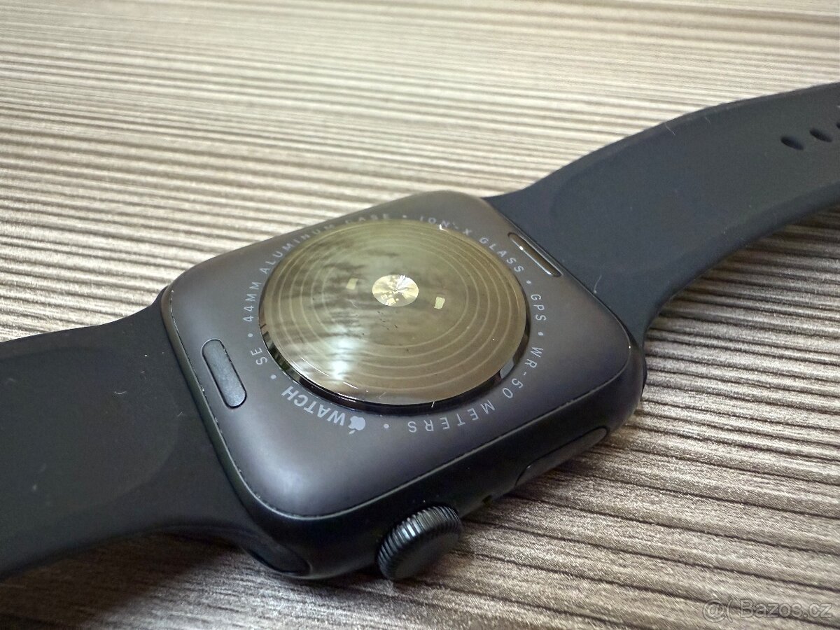 Apple Watch SE 2022 44mm černé, pěkný stav - 5