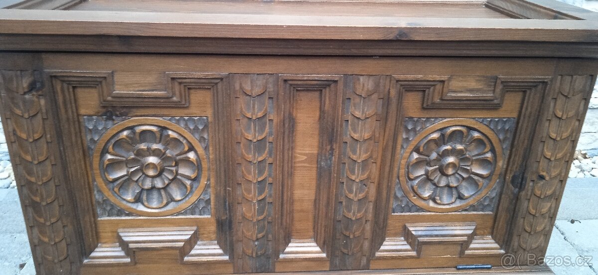 Dřevěná vyřezávaná truhla - 5