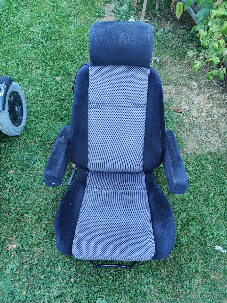 Repasovaný Elektrický invalidní vozík se světlomety a blinkr - 5