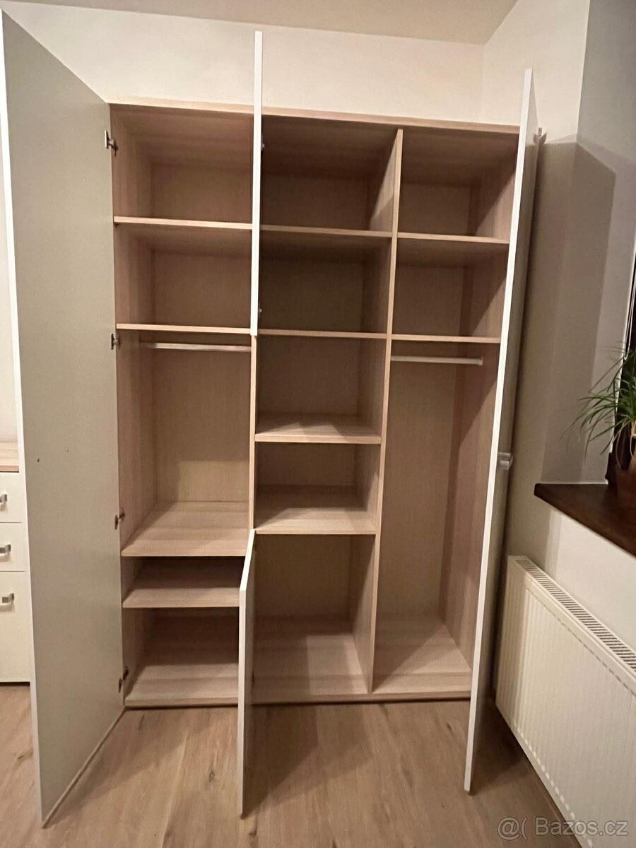 Šatní skříň se dvěma komodami - 5