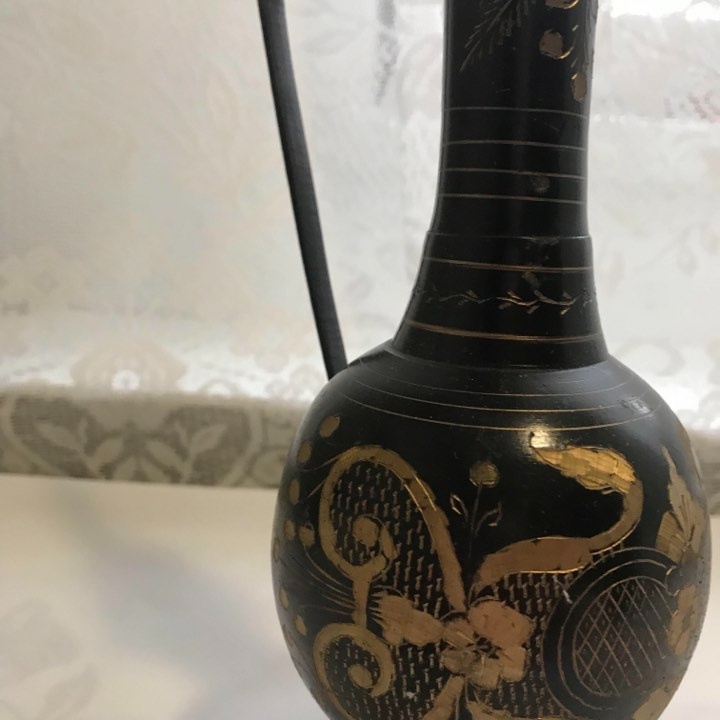 Černé tepané karafy, váza a vintage - 5