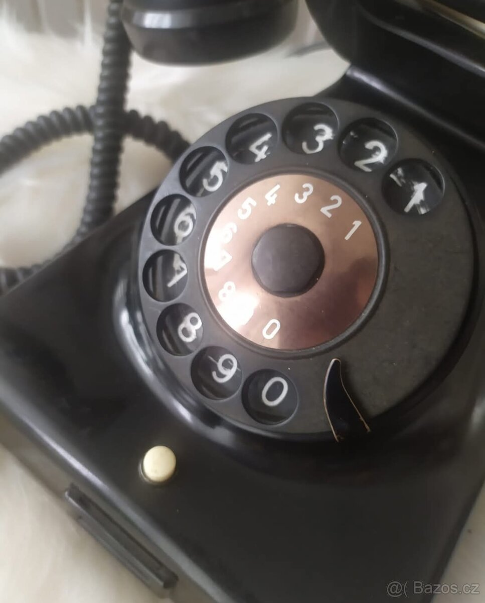 Starý bakelitový telefon - 5