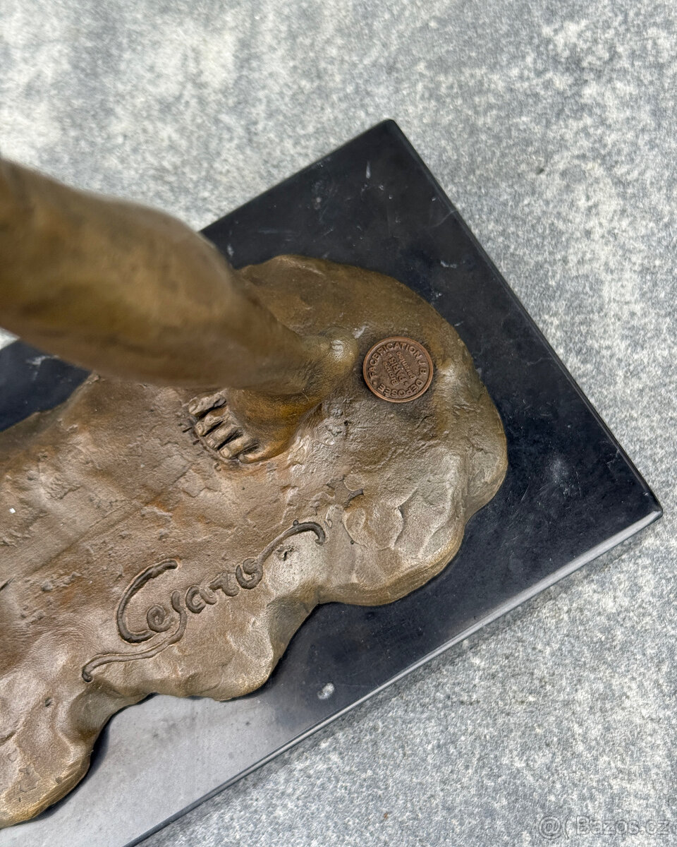 Exkluzivní bronzová socha Žena v kroku umělecký dekor - 5