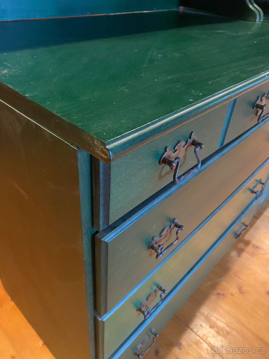 Zelený dřevěný kredenc s velkým úložným prostorem - 5