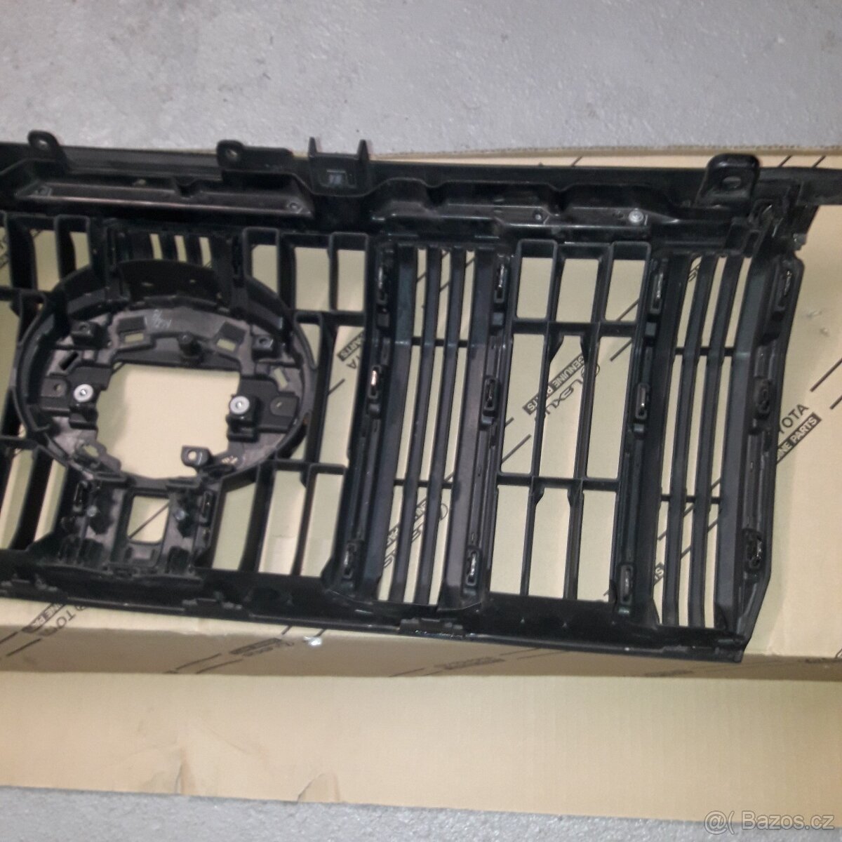 Přední maska na Toyota Land Cruiser