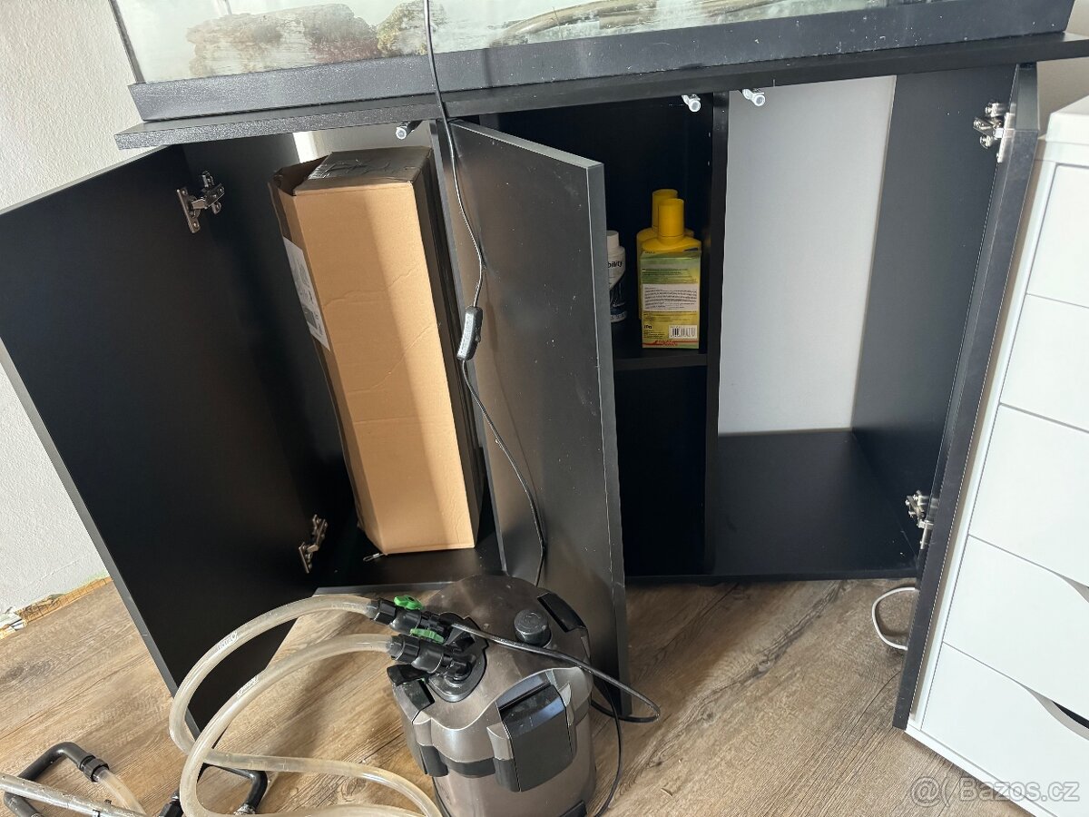 Osvětlené akvárium, filtrace, skříň - 5