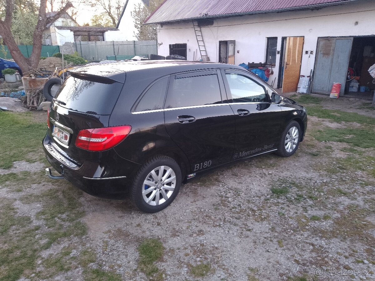 Mercedes Benz B180 - 5