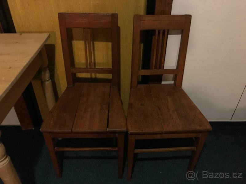 Dřevěný stůl a tři židle - 5