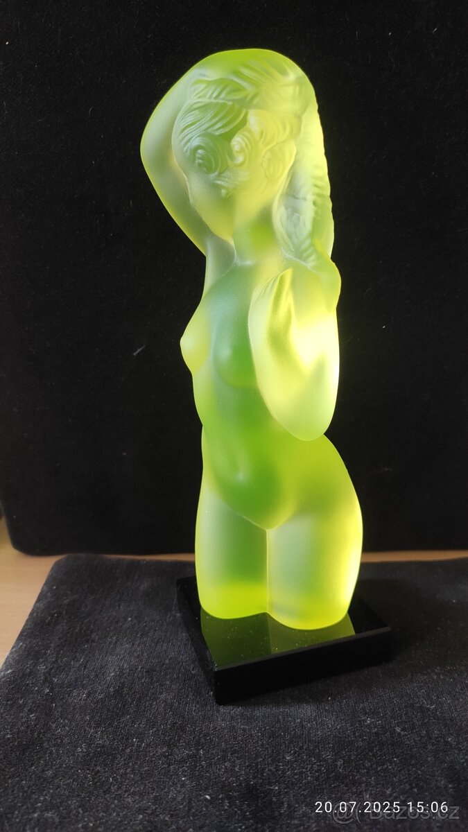 soška dívky uranové sklo 18cm top stav - 5