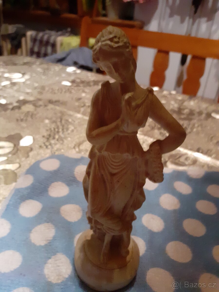 Starožitný kříž ,skleněný obrázek, soška bohyně - 5