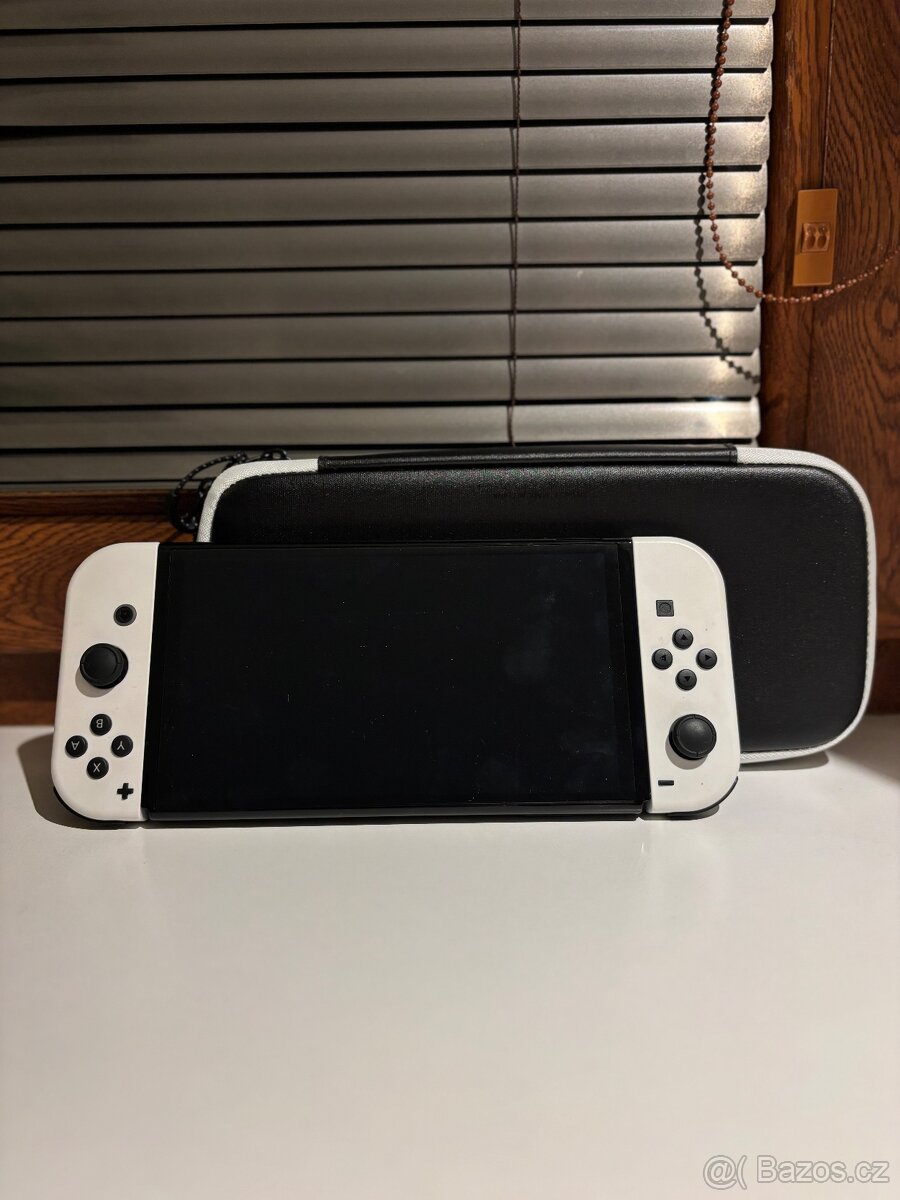 Konzole Nintendo SWITCH OLED (white set) + hra + pouzdro - 5