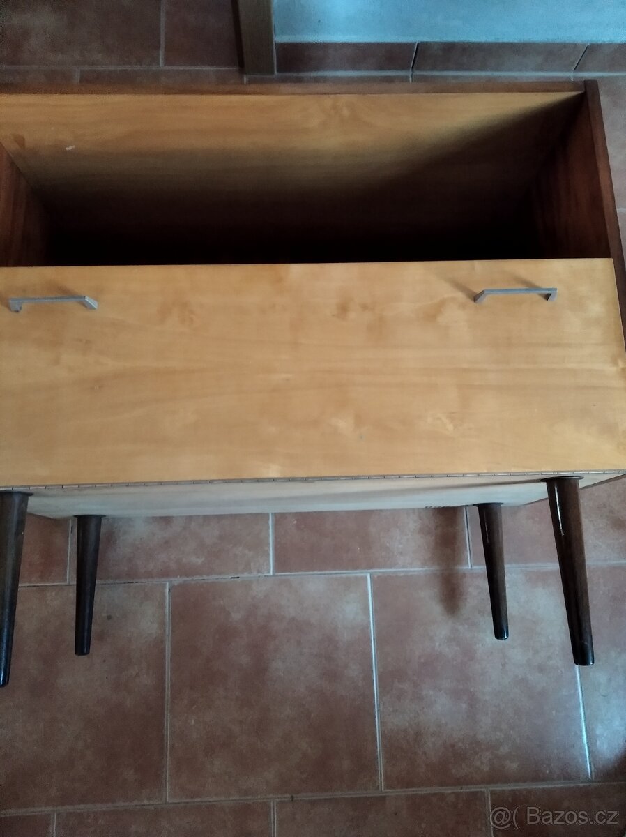 Postele a stolíky - 5